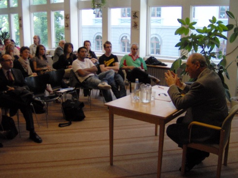 Emilio Raúl Zaffaroni  durante su conferencia en el Instituto Latinoamericano de la Universidad de Estocolmo. Foto: Carlos M. Estefanía
